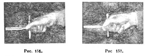 Такое расположение хомутика в правой руке и необходимость держать левую на маховике задней бабки представляется очень неудобным вначале